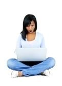 femme-noire-surprise-assis-avec-ordinateur-isole-sur-fond-blanc.jpg